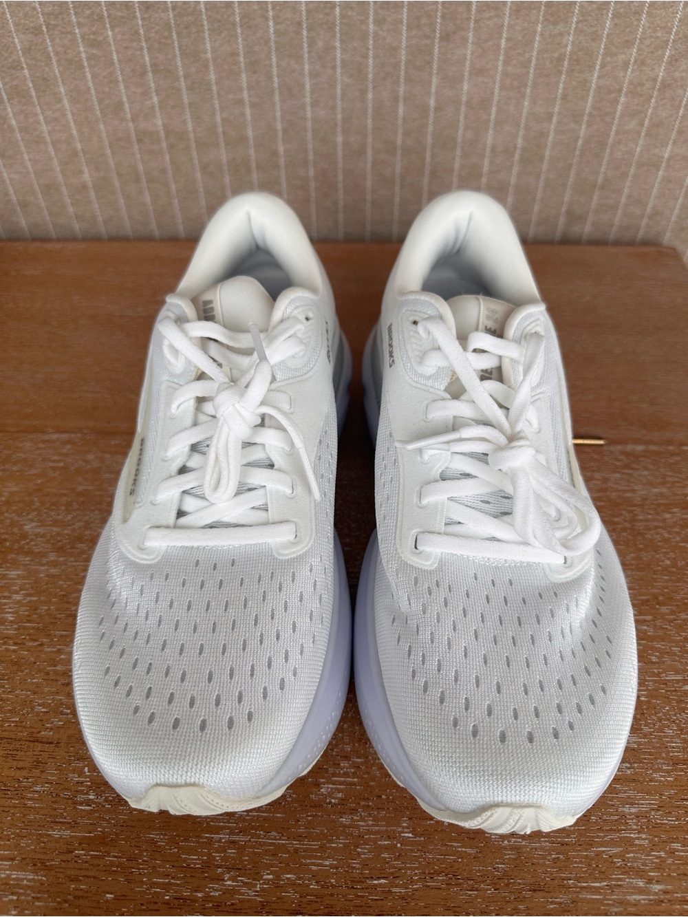Brooks Women’s White Athletic Running Shoes BRAND NEW - Picture 5 of 5